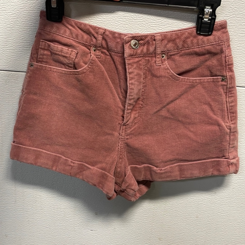 Mid rise, rose corduroy shorts